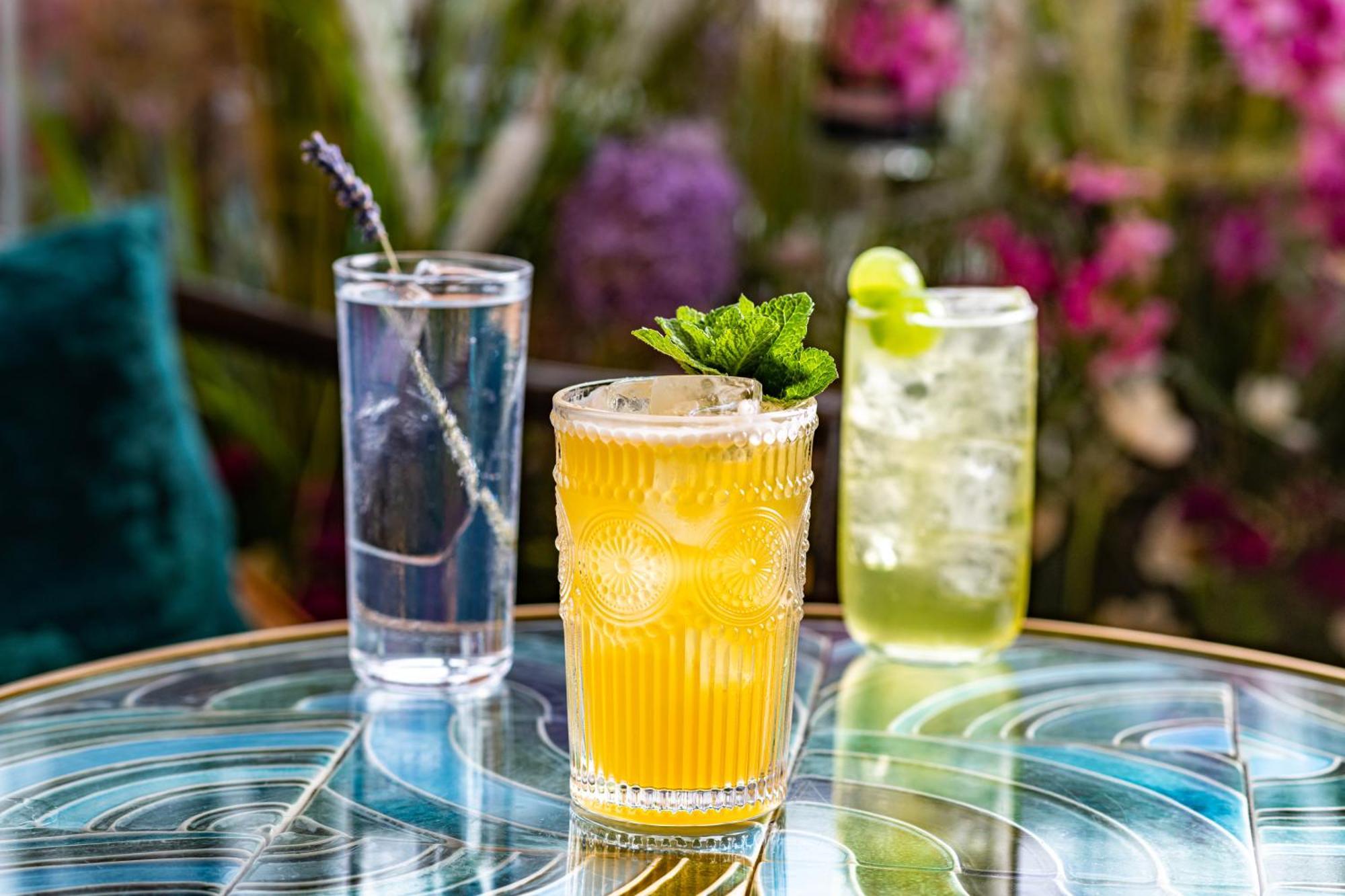 Harbour Hotel & Spa Саутхамптън Екстериор снимка Cocktails at the bar