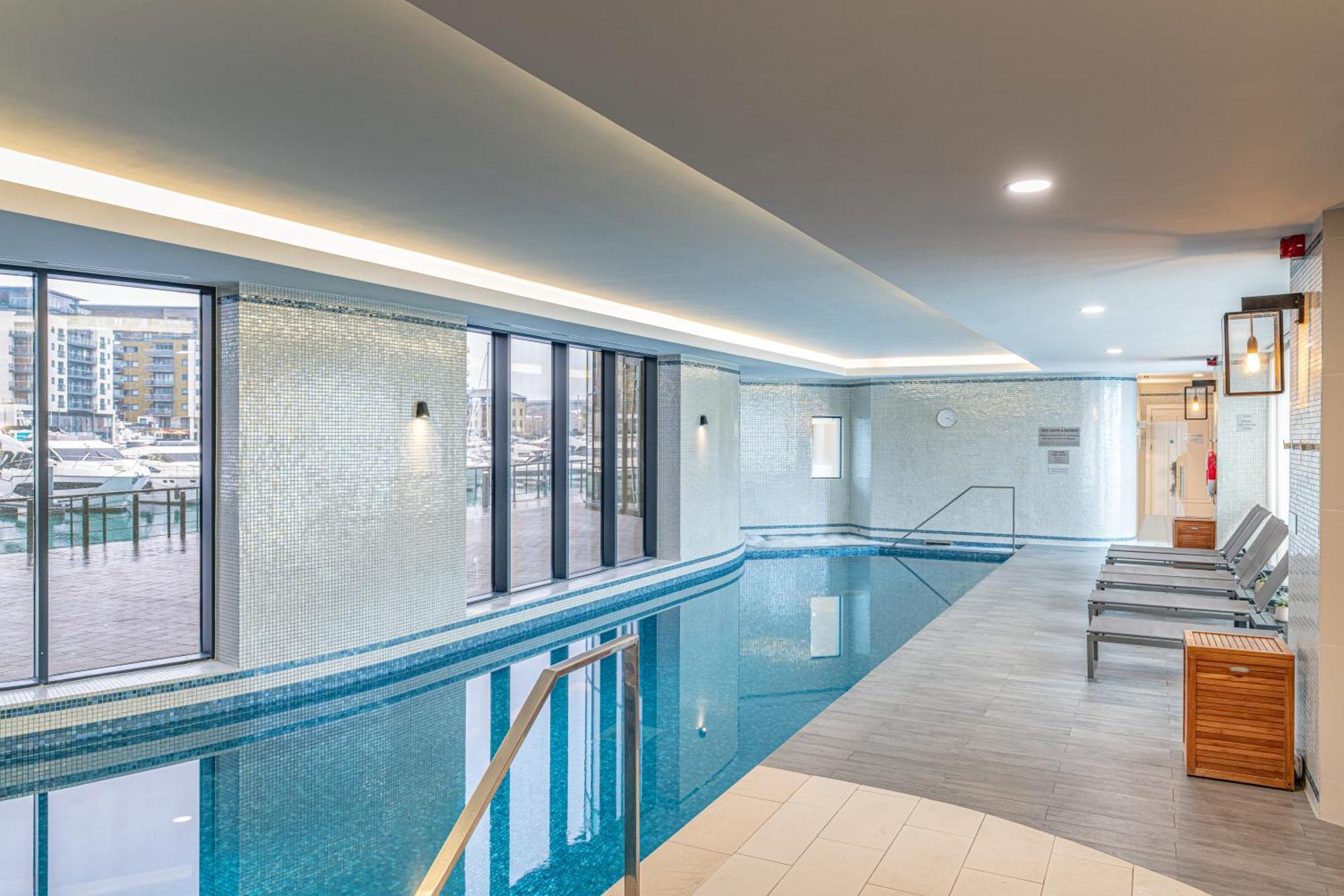 Harbour Hotel & Spa Саутхамптън Екстериор снимка The pool at the hotel