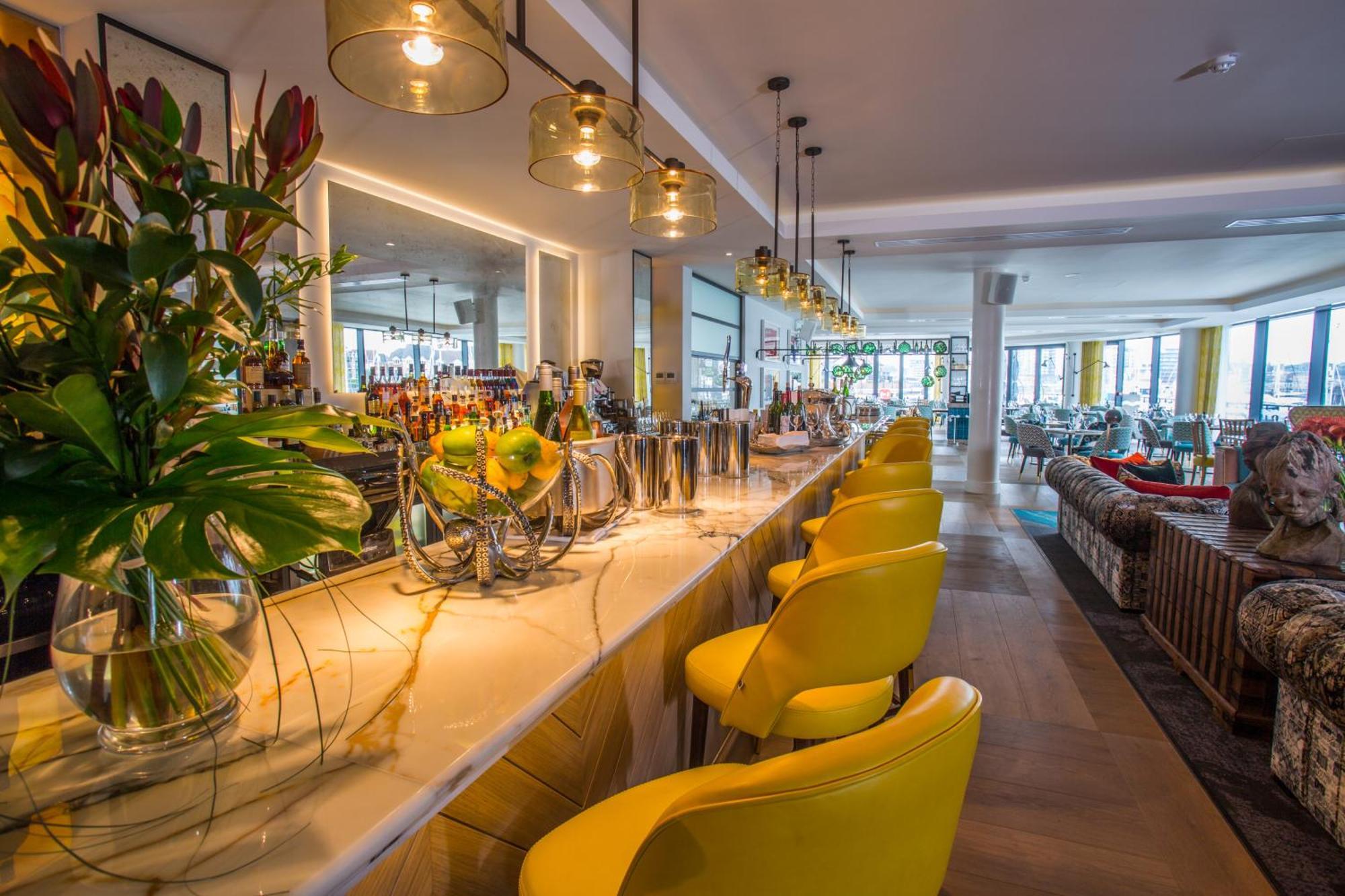 Harbour Hotel & Spa Саутхамптън Екстериор снимка The bar at the 100 Queen's Gate