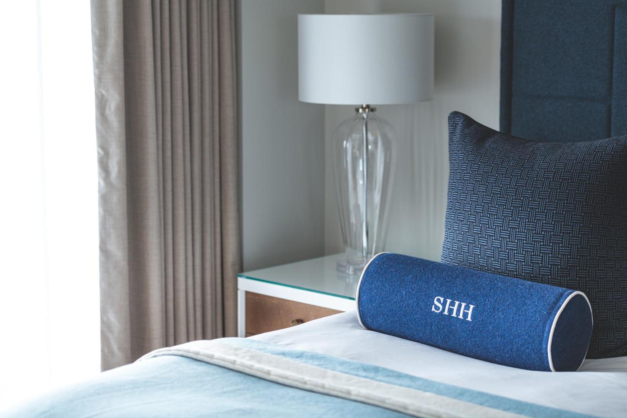 Harbour Hotel & Spa Саутхамптън Стая снимка A bolster pillow