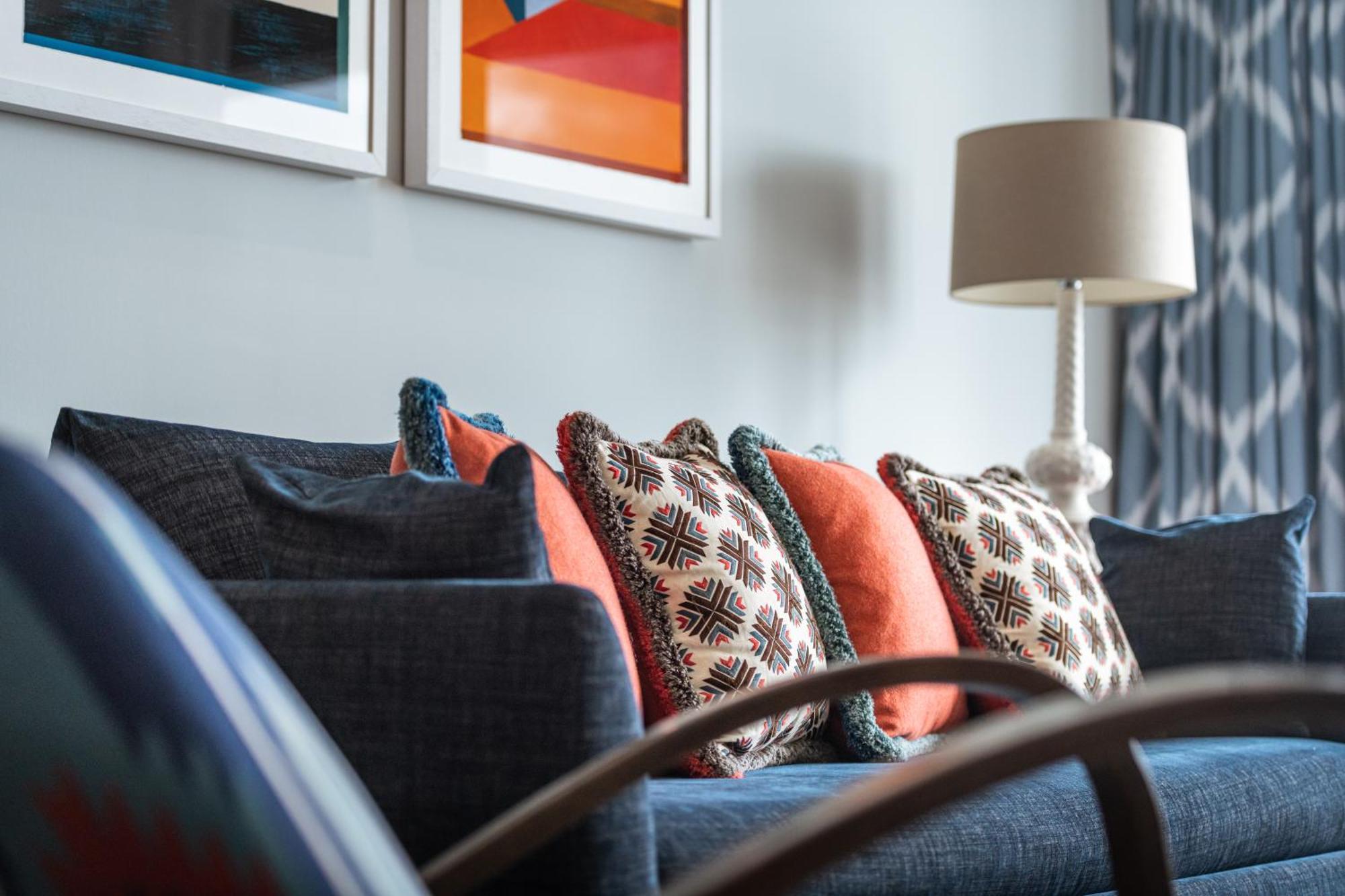 Harbour Hotel & Spa Саутхамптън Стая снимка A sofa with cushions