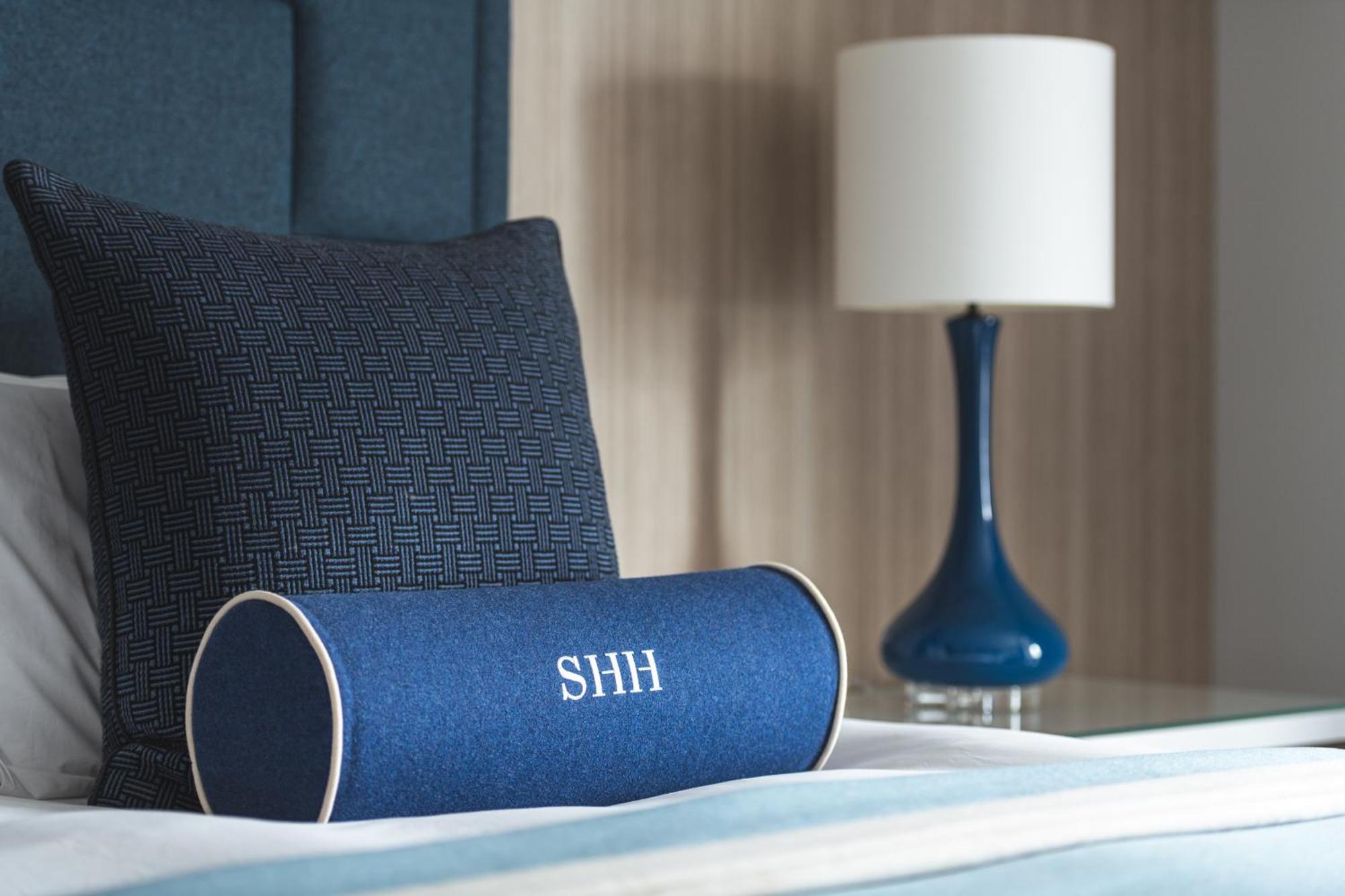 Harbour Hotel & Spa Саутхамптън Екстериор снимка A bolster pillow